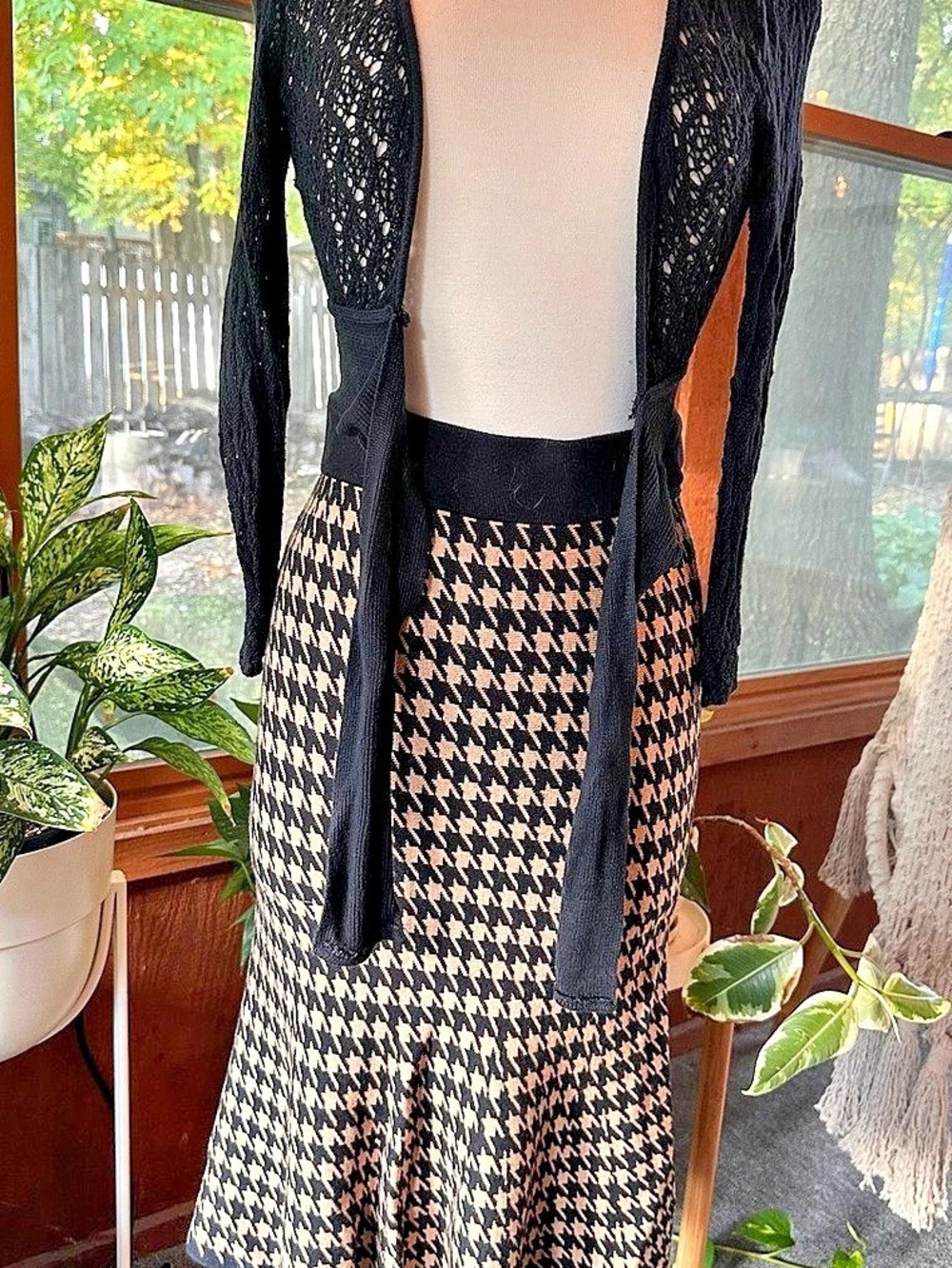 Ann Taylor Houndstooth Midi Skirt Black & Tan houndstooth tulip shape.